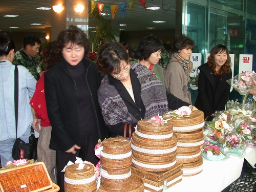 불우전우돕기 수공예품 바자회가 성황을 이루고 있다. 